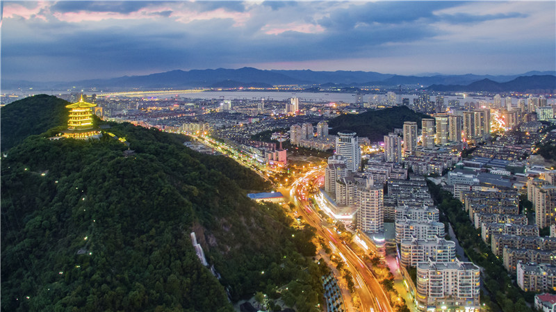 臺州新春第一會，3位企業家坐主席臺，書記到臺前為他們頒獎